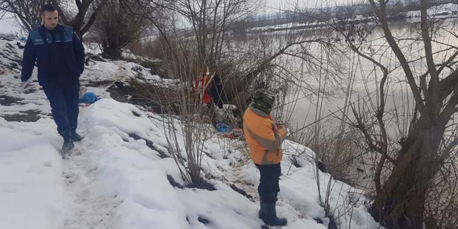 Pescari „pescuiți” de polițiști pe malul Someșului