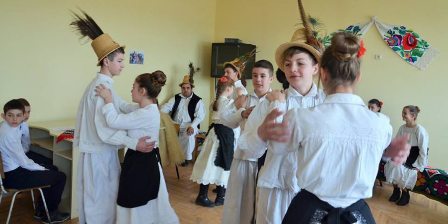 “Școala rădăcinilor străbune”, un proiect care are grijă de tradițiile Maramureșului (GALERIE FOTO)