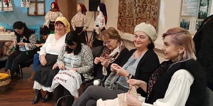 Hai să ședem la o nouă șezătoare la muzeu