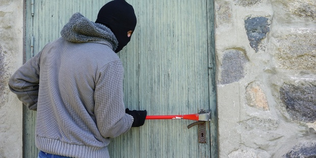 A spart ușa casei și a jefuit o bătrână