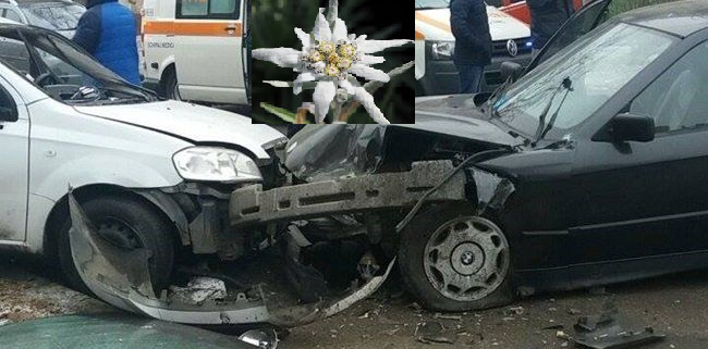 S-au tamponat la colțul străzii Floare de Colț