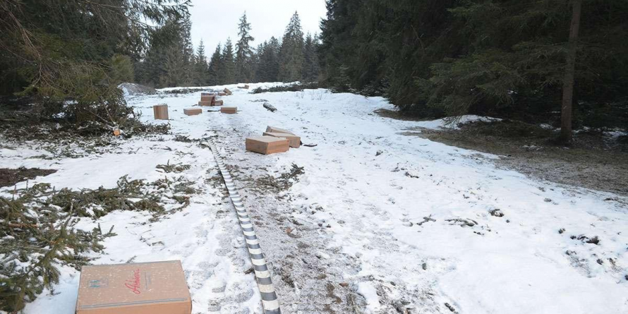 În loc de fire de ghiocei,  la graniță au răsărit fire de… țigări