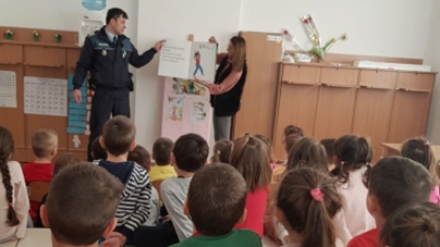 Polițiști care se țin de povești