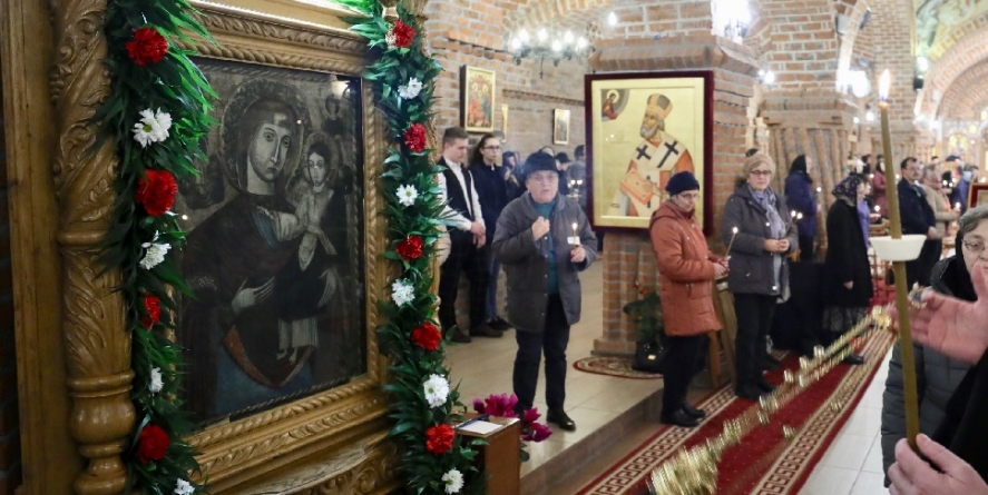 Icoana făcătoare de minuni de la Mănăstirea Dragomireşti a fost adusă ieri în Baia Mare (GALERIE FOTO)
