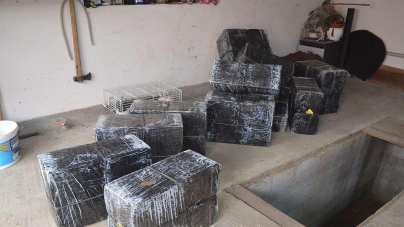 Garaj auto cu pachete de țigări pe post de …piese de schimb