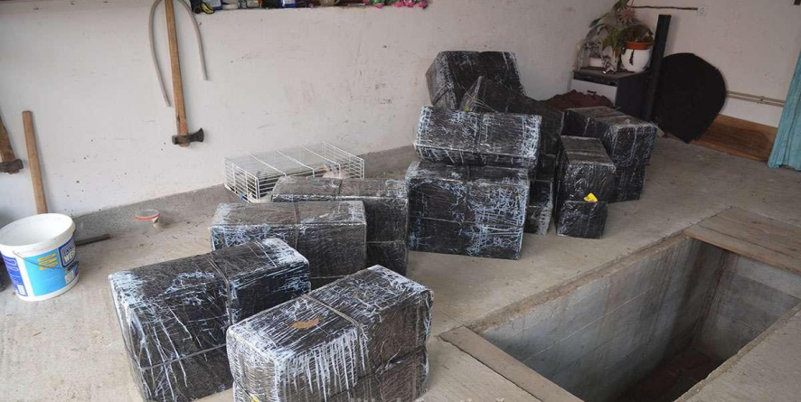 Garaj auto cu pachete de țigări pe post de …piese de schimb