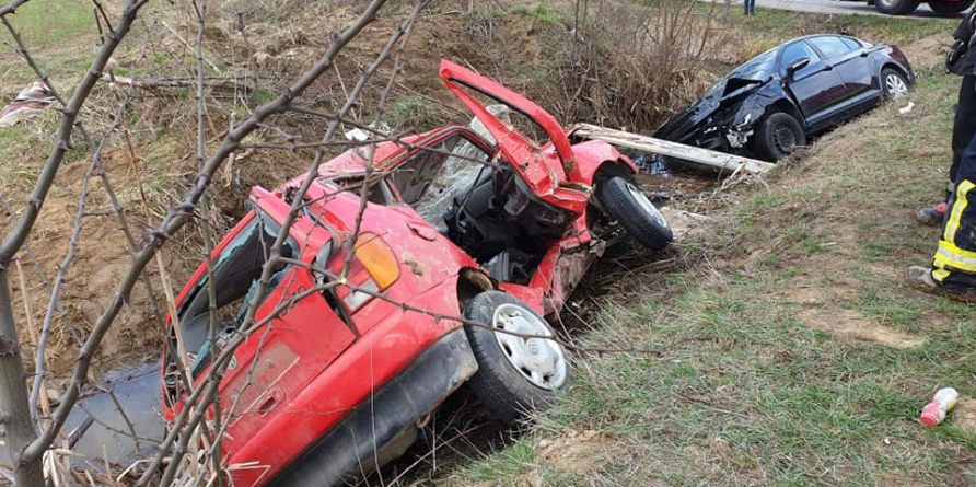 Patru victime la impactul dintre două autoturisme VW