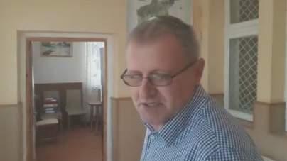 Primar condamnat pentru pornografie infantilă, pedepsit a munci taman la grădiniță și școală