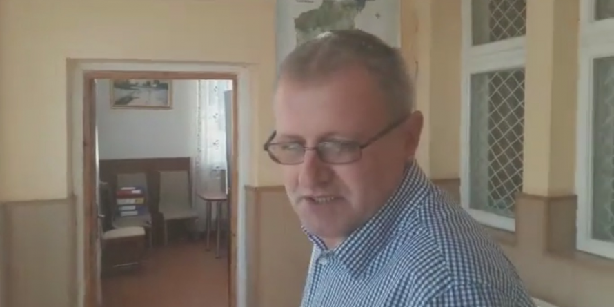 Primar condamnat pentru pornografie infantilă, pedepsit a munci taman la grădiniță și școală