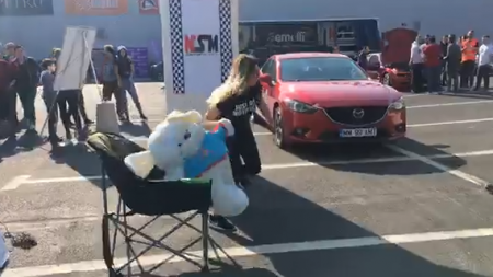 La  Raliul Doamnelor, concurentelor li s-a cerut să plimbe ursul!