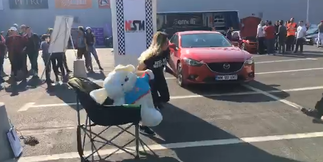 La  Raliul Doamnelor, concurentelor li s-a cerut să plimbe ursul!