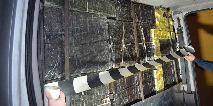 Și-a izolat cabina mașinii cu cartoane. De țigări