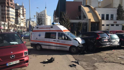 Evitând o ciocnire în plin, o ambulanță a avariat câteva mașini parcate
