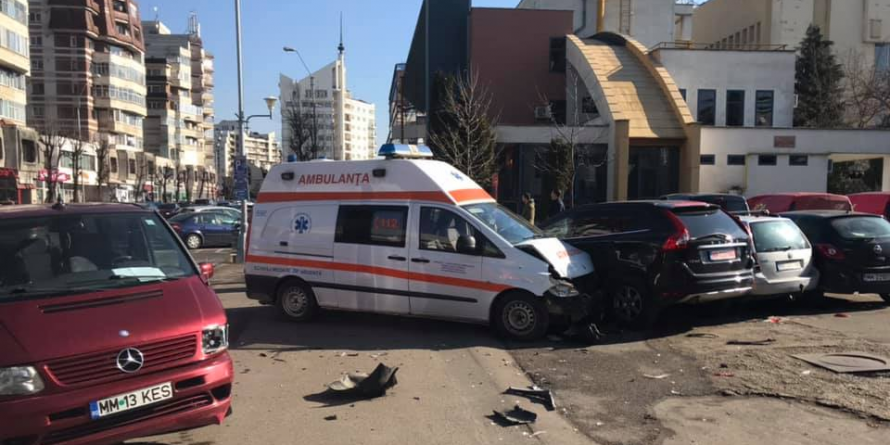 Evitând o ciocnire în plin, o ambulanță a avariat câteva mașini parcate