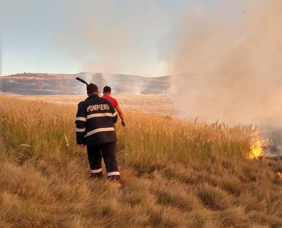 Weekend de foc în Maramureș: au ars 26,5 hectare de vegetație uscată