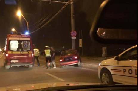 S-a oprit în stâlp