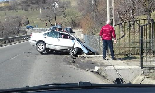 Accident la Șurdești – o mașină a ajuns în șanț