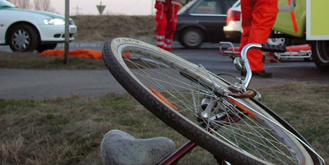 Biciclist lovit de o mașină condusă de o liceeană