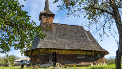Curățenia de primăvară la biserica veche din Drăghia