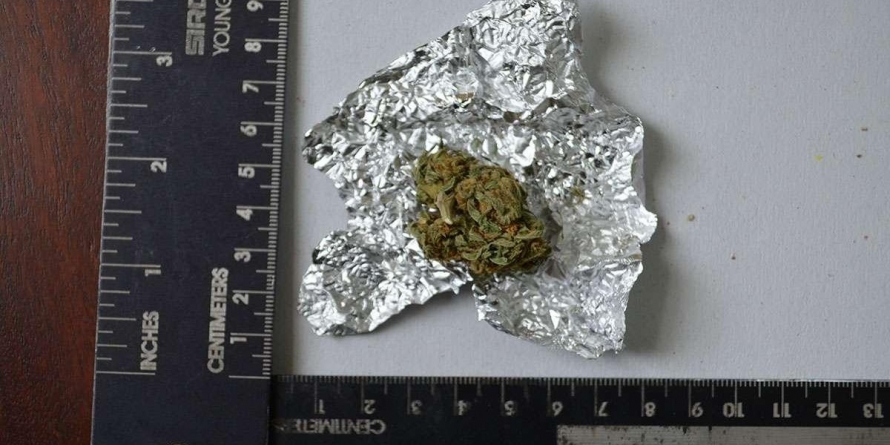 Tineri prinși cu canabis învelit în staniol