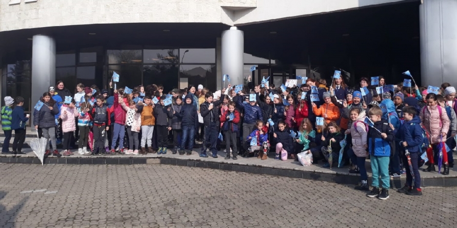 Copiii au  trimis polițiștilor felicitări desenate și au primit felicitări verbale, care au însoțit premiile