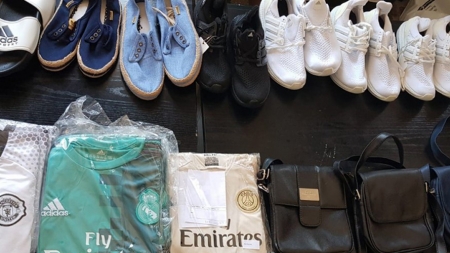 Comis voiajor cu haine de firmă contrafăcute