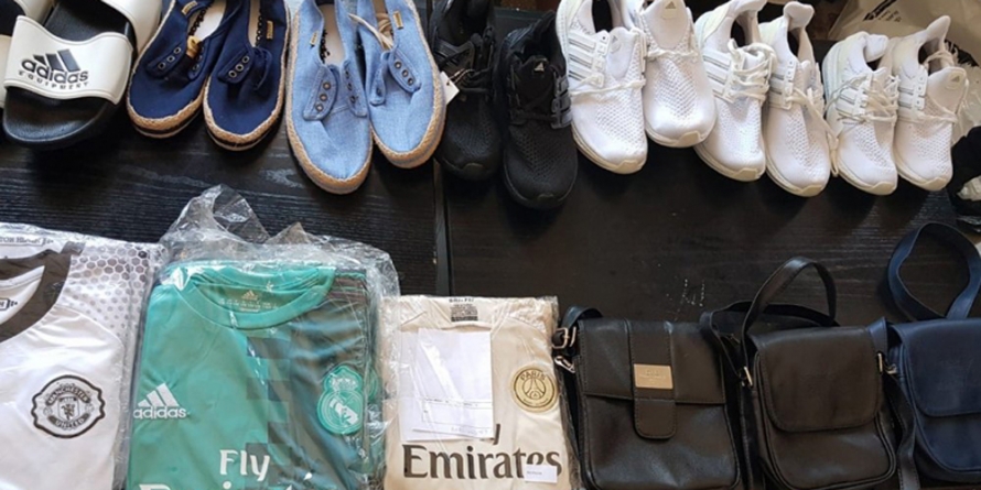 Comis voiajor cu haine de firmă contrafăcute