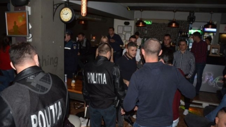 Polițiști care, într-o noapte, au cam luat la rând barurile şi discotecile