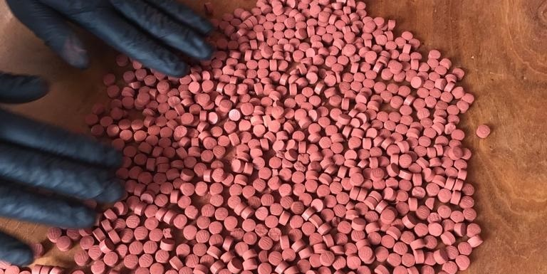 Sute de pastile de ecstasy găsite într-o mașină de Maramureș oprită în Satu Mare