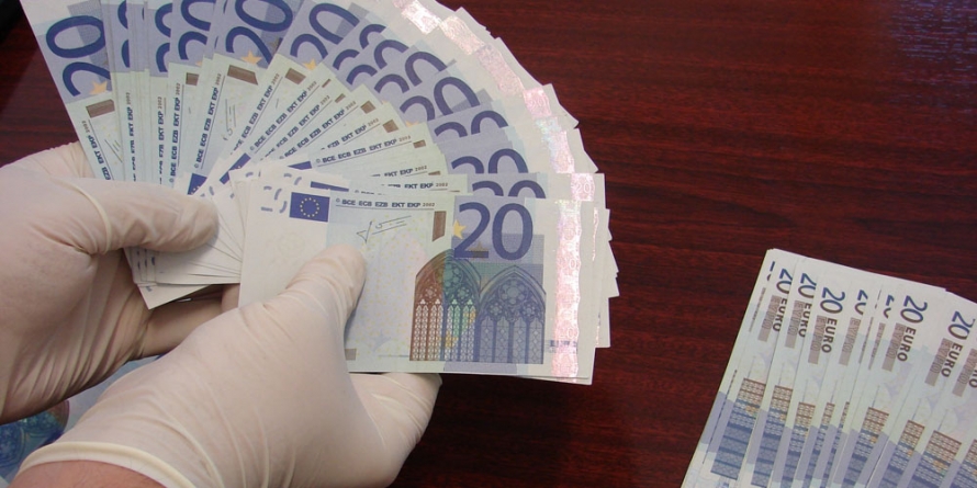 Au cumpărat telefoane mobile cu euro falși