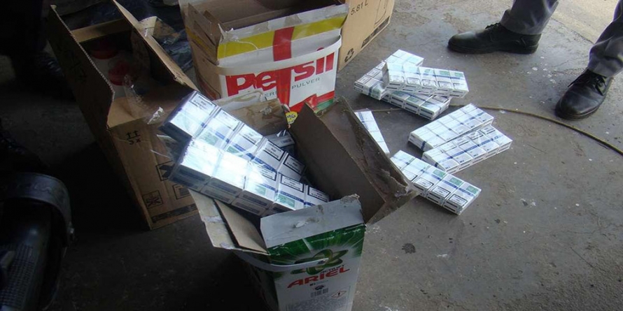 Țigări găsite într-un imobil nelocuit, în cutii de detergent și în pragurile mașinii