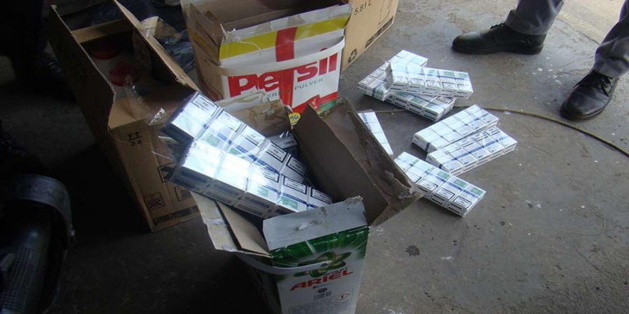 Țigări găsite într-un imobil nelocuit, în cutii de detergent și în pragurile mașinii