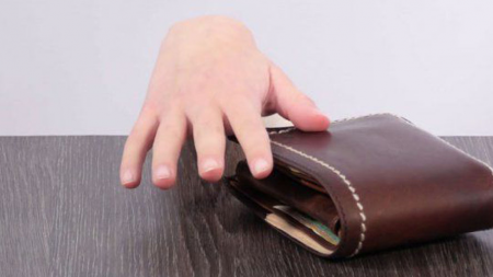 A furat un portofel cu 750 lei, dar a fost prins înainte să apuce a cheltui vreun ban