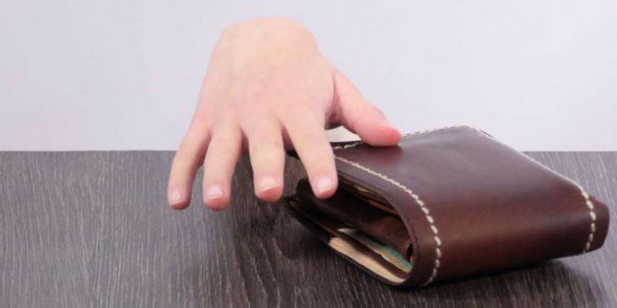 A furat un portofel cu 750 lei, dar a fost prins înainte să apuce a cheltui vreun ban