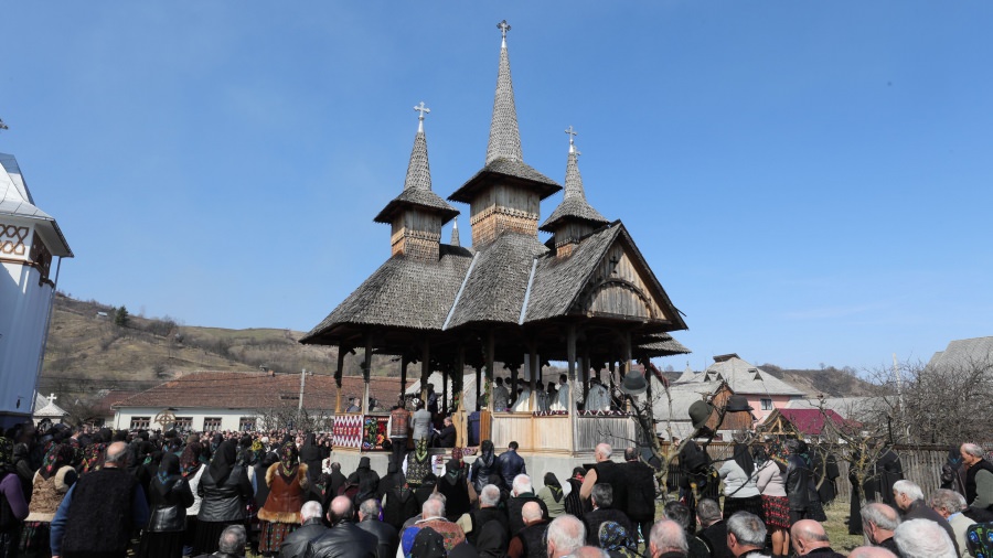 Pelerinaj inedit: „Drumul catedralelor de lemn din Maramureş”, pe jos şi cu căruţele