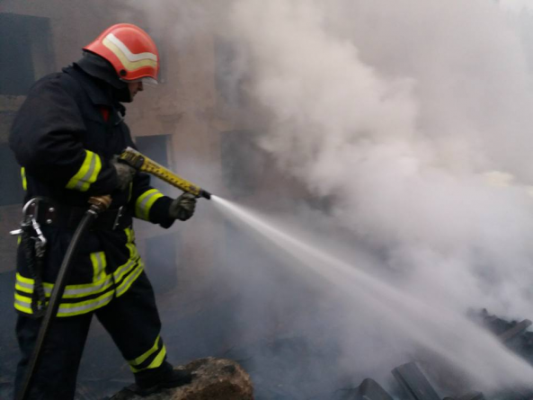 Trei tone de deșeuri lemnoase mistuite de foc în Chiuzbaia