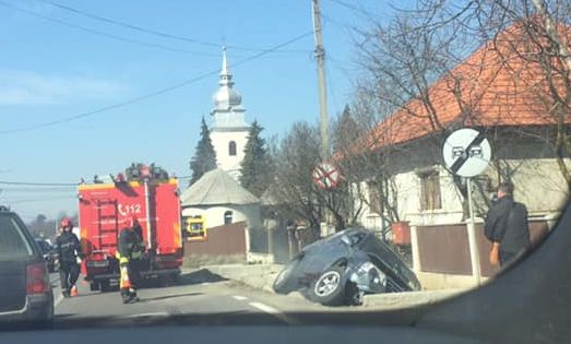Mașină ajunsă în șanț în Tăuții Măgherăuș