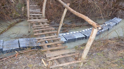 Pârâul pe care curge tutun și merge remorcherul tras cu sfoara