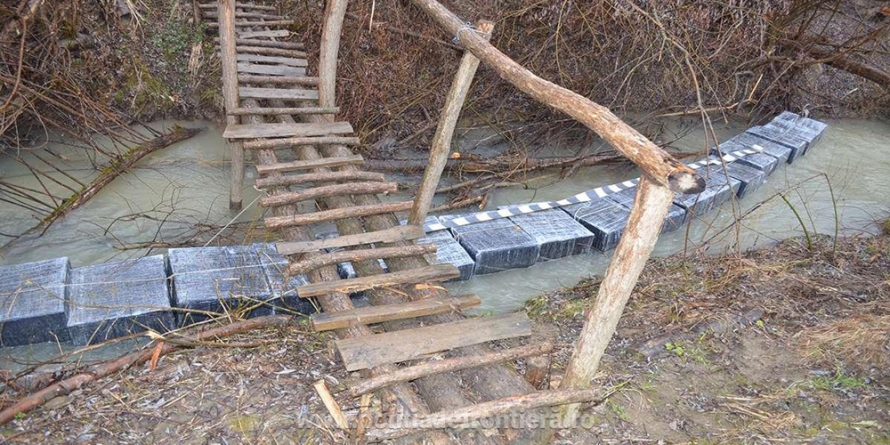 Pârâul pe care curge tutun și merge remorcherul tras cu sfoara