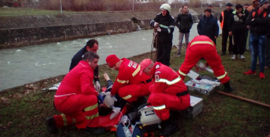 Tânără salvată din apele Săsarului, în miez de noapte