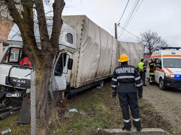 Maramureșean rănit după ce a intrat cu tirul într-un copac (VIDEO)