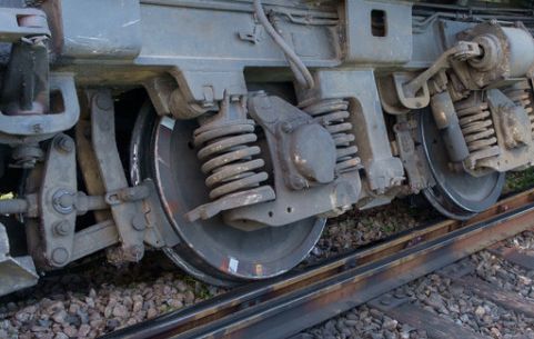 Necazuri pe calea ferată: o locomotivă deraiată și un microbuz lovit de tren