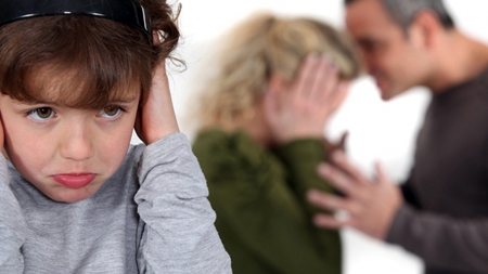 Soți și tați agresivi potoliți de polițiști