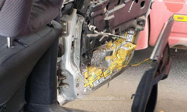 Și-a căptușit portierele cu țigări de contrabandă