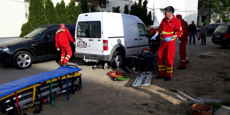 A trecut cu roata mașinii peste un pieton căzut pe carosabil