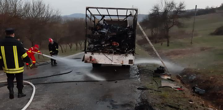 Un bărbat carbonizat și 60 de hectare de vegetație pârjolite în weekend (video)