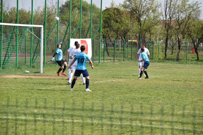 Continuă lupta la vârf în Seria Sud a Ligii a 4-a la fotbal