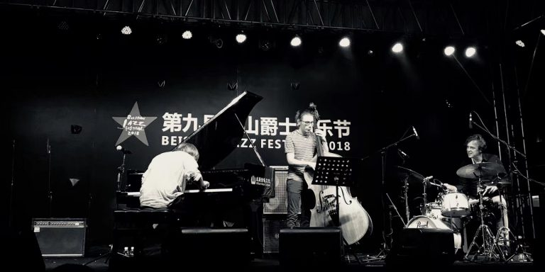 Trio-ul de jazz ”Dusha Connection”, în concert la Colegiul de Arte Baia Mare