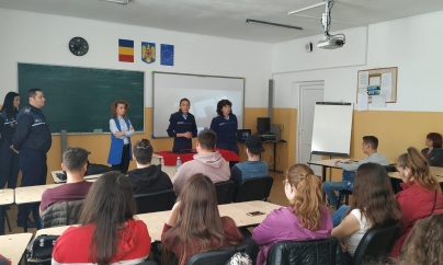 Elevi povățuiți de polițiști despre cum să se ferească de necazuri