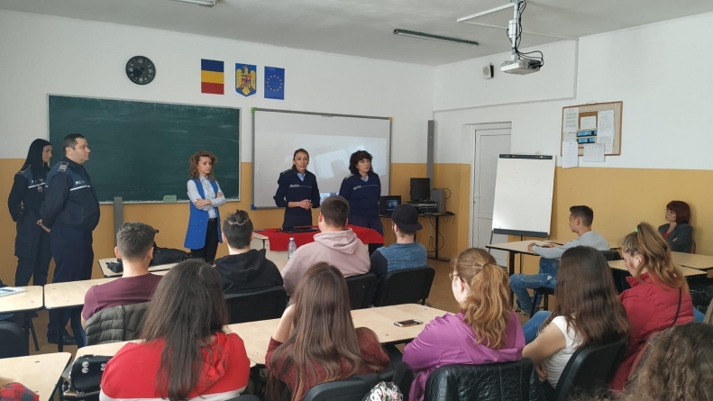 Elevi povățuiți de polițiști despre cum să se ferească de necazuri